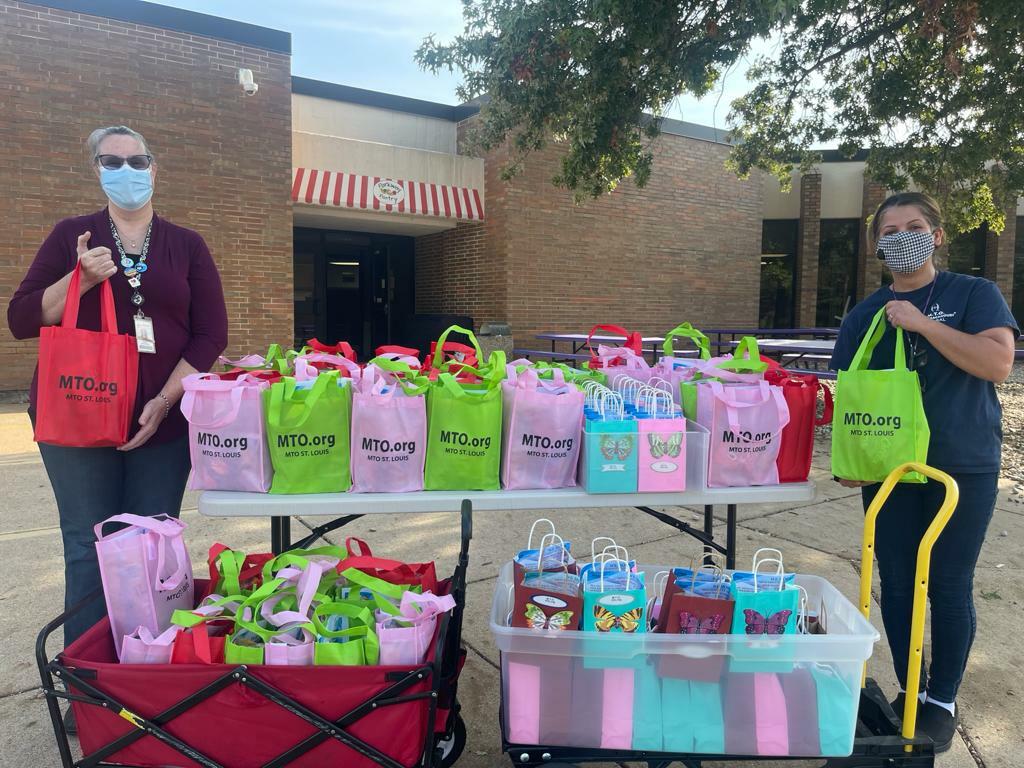M.T.O. St. Louis Donates 50 Gift Packages to Food Pantry