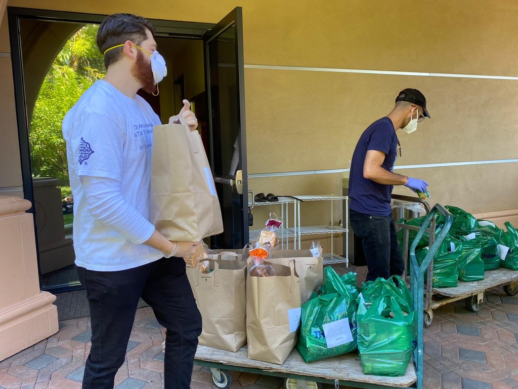 M.T.O. Los Angeles Provides Food to Low-Income Families