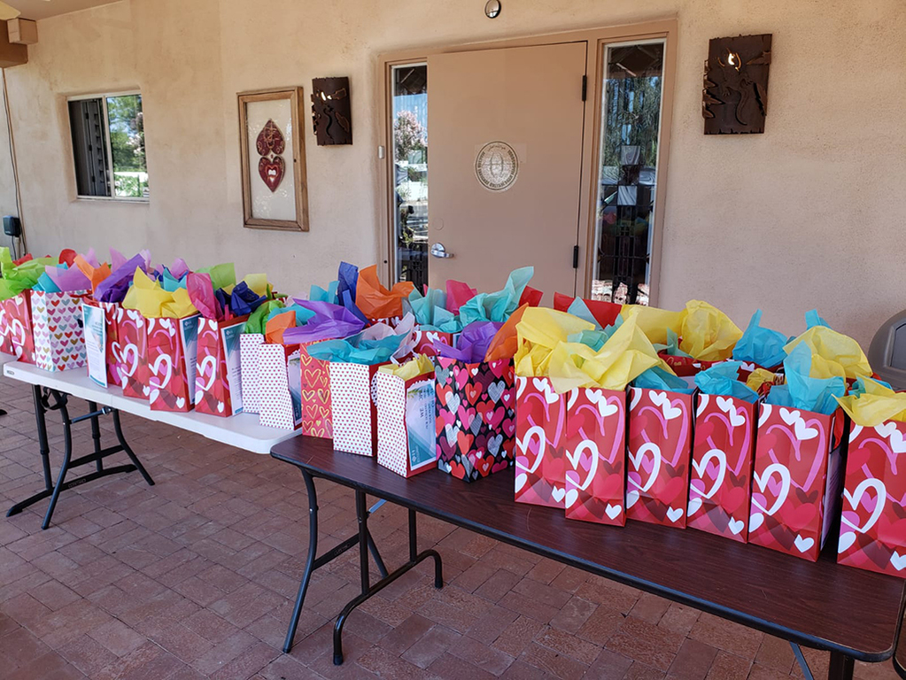 Abrazo Hospital Nurses Receive Healthy Snack Bags from M.T.O. Phoenix Volunteers