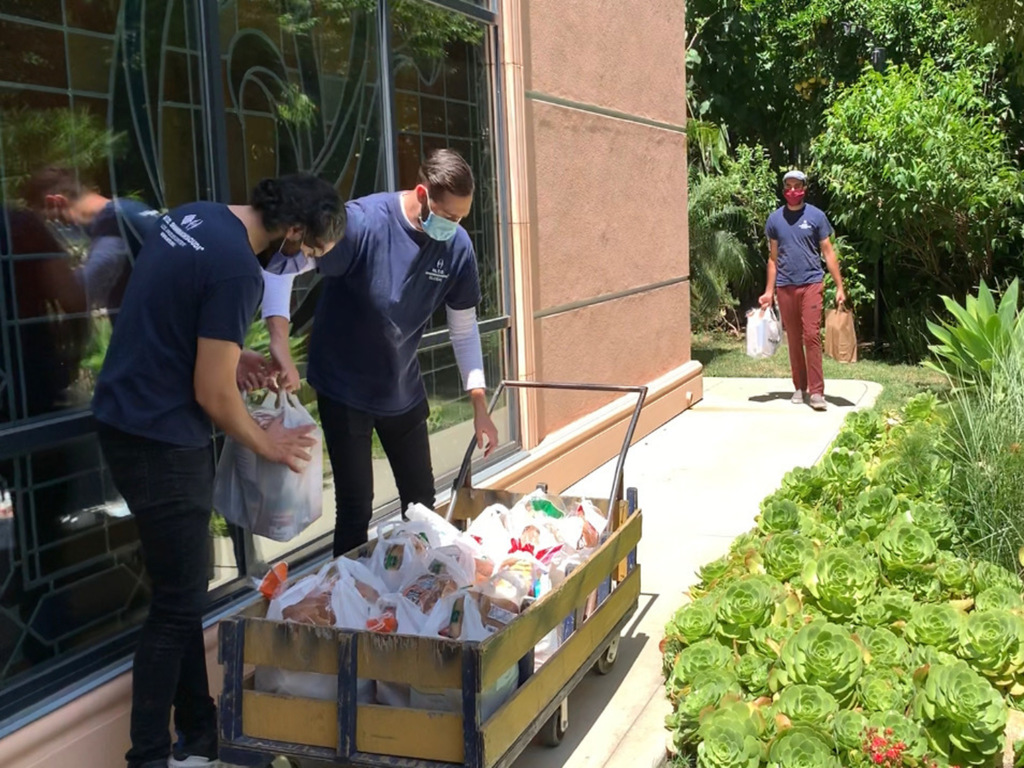 M.T.O. Los Angeles Donates Food To Underpriviliedged Neighborhoods